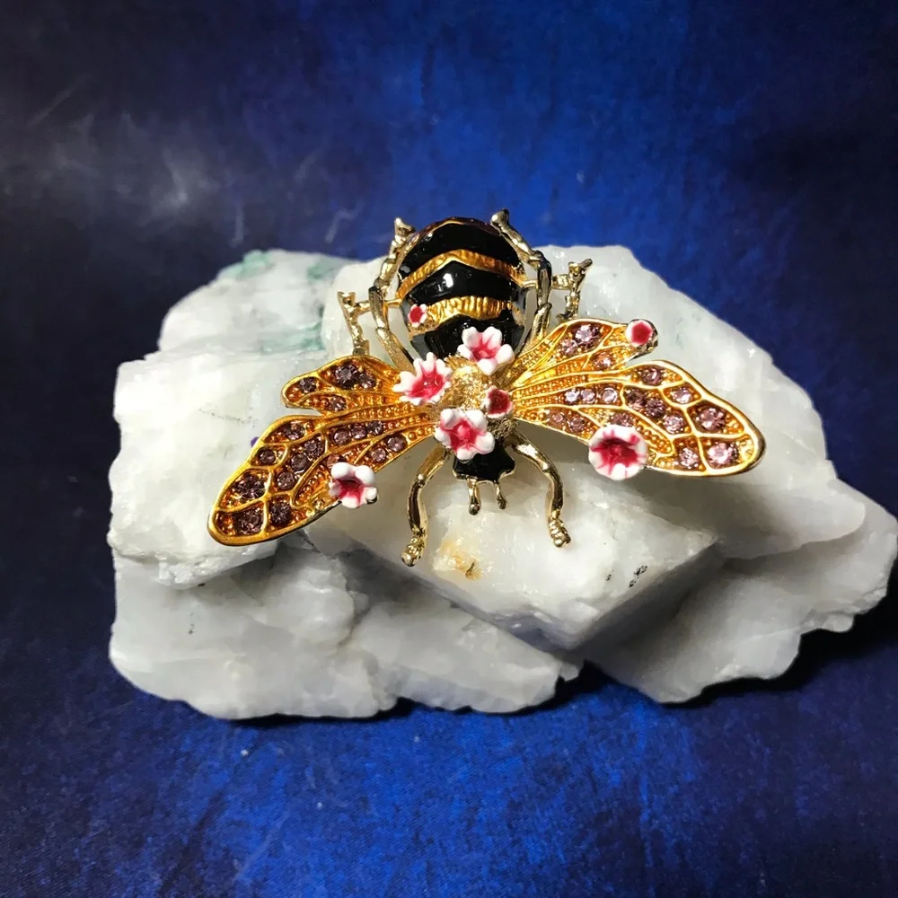 Gorgeous gold tone bumblebee with flowers brooch - Picture 4 of 5